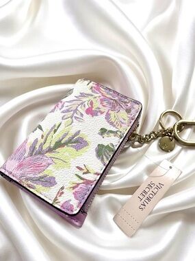 VICTORIA'S SECRET
Foldover Card Case Keychain